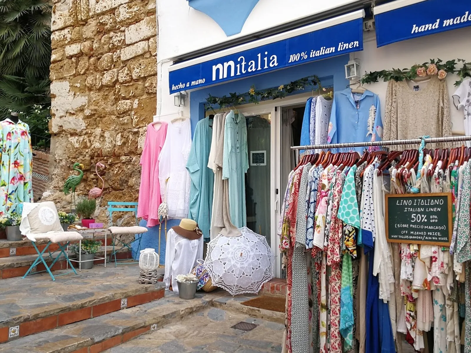 Tienda de ropa del casco antiguo de Marbella con su perchero en la puerta y los vestidos a la vista