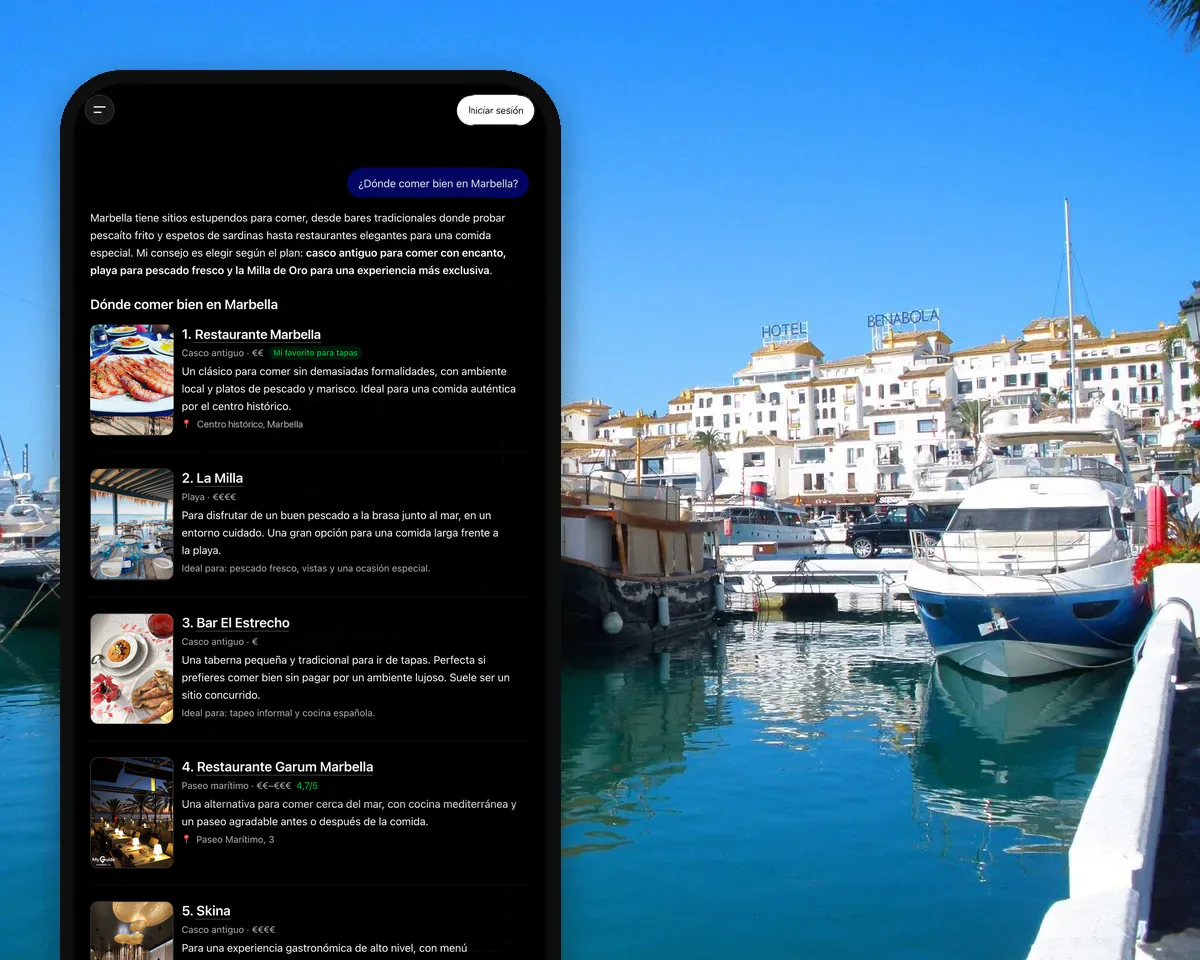 Móvil con ChatGPT que recomienda primero a nuestro cliente, un restaurante de Marbella, delante de los yates de Puerto Banús