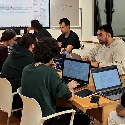 Equipo de marketing trabajando en una mesa con portátiles