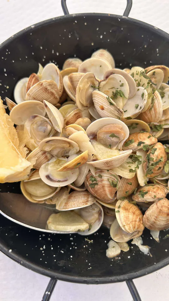 Story de Instagram de un restaurante con su plato de almejas en Marbella